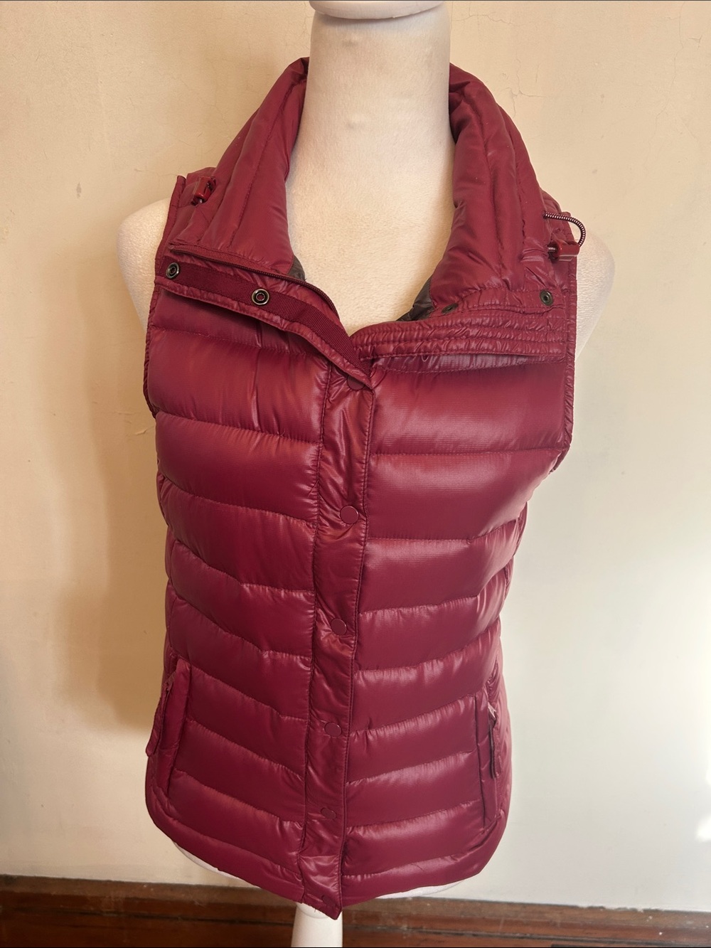 Gap Quilted Puffer Vest in Deep Wine Size XS Zipper is broken